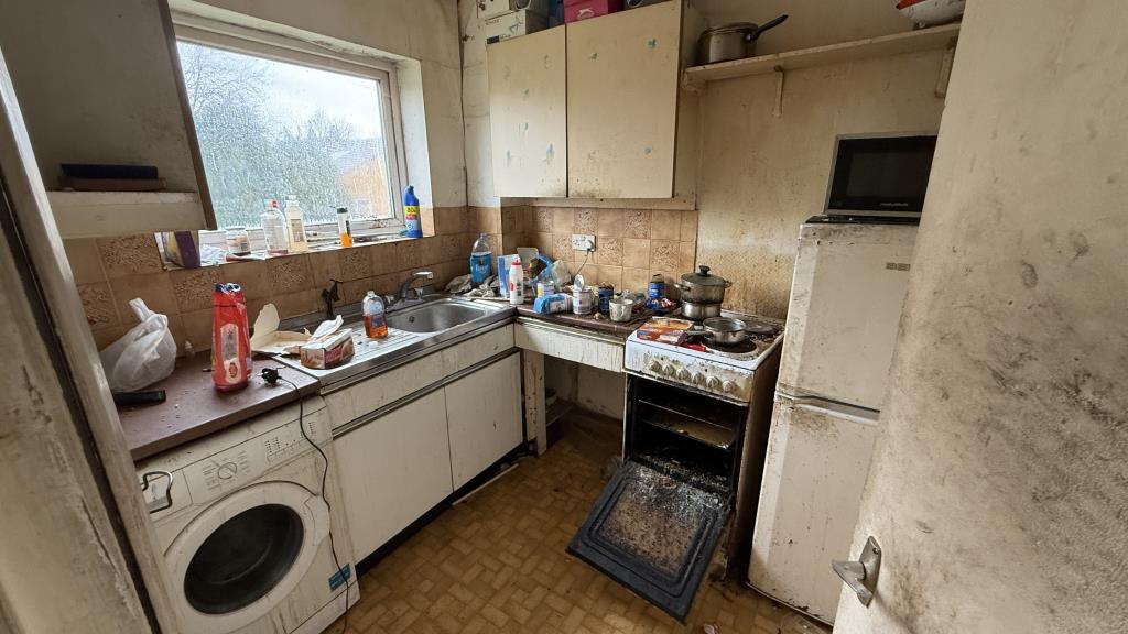 Lot: 144 - INVESTMENT FLAT IN POPULAR LONDON SUBURB - Kitchen